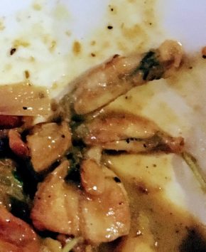 カエルのお料理は美味。柔らかい鶏肉のような触感(Photo by 朝比奈)