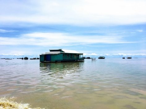 湖に浮かぶ家たち