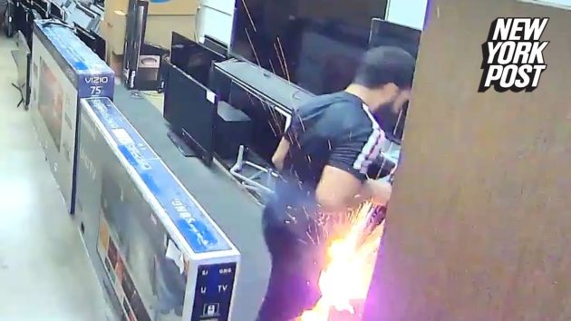 画像:2018/08/28に公開『YouTube』New York Post-E-cig blows up TV salesman's crotchのサムネイル
