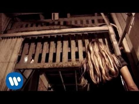 不器用な男の切ない恋…(画像:YouTube『Sorry』のサムネイル)