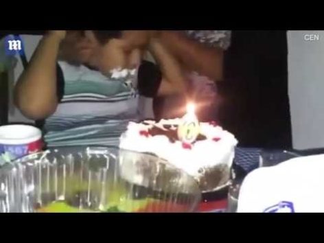 画像:2018/08/10公開YouTube『Moment boys hair goes up in flames as he eats birthday cake』のサムネイル