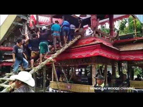 2018/06/15公開『YouTube』BENGKIRAI WOODS- TRAGEDI DALAM PROSESI ADAT KEMATIAN DI TORAJA, PETI JENASAH JATUH MENIMPA PARA PENGUSUNG JENAZAHのサムネイル