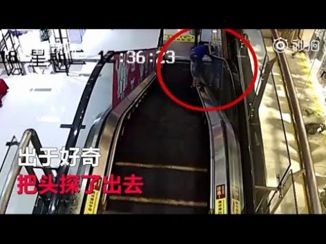 2018/08/24 に公開YouTube『Curious boy on escalator gets his head stuck after peering over handrail』のサムネイル
