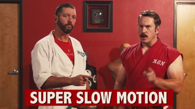 マスター・ケン、スゴイ技が炸裂(画像:『YouTube』EnterTheDojoShow – Speed Hitting 2: 200 Hits in 1 Secondのサムネイル)