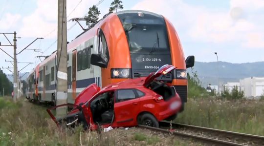 列車と衝突して大破した教習車