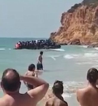 ボートピープルの襲来に驚く海水浴に来ていた人々