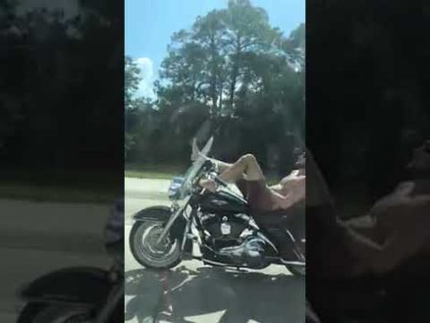 画像:2018/08/21公開YouTube『Action News Jax (WJAX-TV/WFOX-TV)-Florida Man rides motorcycle with bare feet, no shirt on I-95』のサムネイル