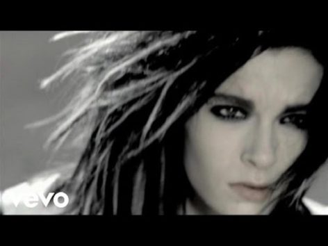 「一緒にどこかへ、2人だけで」という切ない想いがギッシリ 画像:YouTube『Monsoon』のサムネイル
