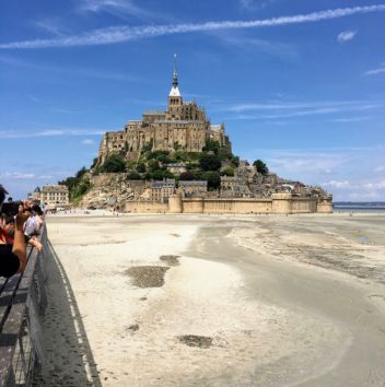 モンサンミッシェルの周辺は干潟に(Photo by 朝比奈)