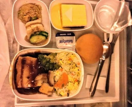 機内でリラックスしたいのに、前の人の座席がちょっと邪魔。そんな時どう言えば…? (Photo/エトセトラ)