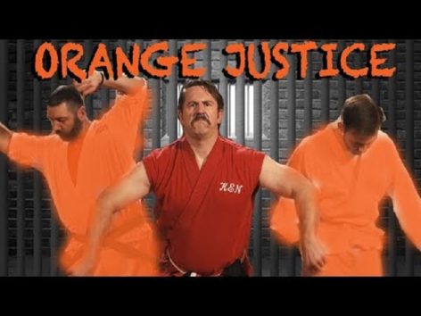 刑務所で2人の危険人物に襲われたら…(画像:YouTube『Master Ken teaches Orange Justice Dance 』のサムネイル)