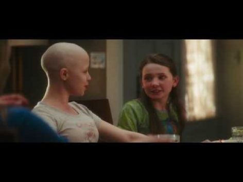 重病の家族、そして支える者達の苦悩と深い愛…(画像:2011/01/18 に公開YouTube『My Sister's Keeper (..born to save my sister's life) 』のサムネイル)
