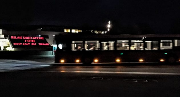 島と対岸のホテル街を結ぶ無料のシャトルバスは深夜まで(Photo by 朝比奈)