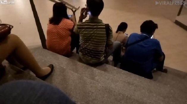 誰かと通話しているように見える男だが…。