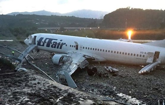 ソチ国際空港で旅客機が着陸失敗。この後炎に包まれる