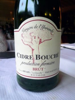 モンサンミッシェルで飲むシードルは格別(Photo by 朝比奈)