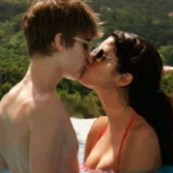ジャスティン・ビーバー、セレーナ・ゴメスとのキス写真は公開したまま。