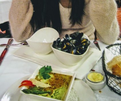 モンサンミッシェルに来たらムール貝を食べなくっちゃ!(Photo by 朝比奈)
