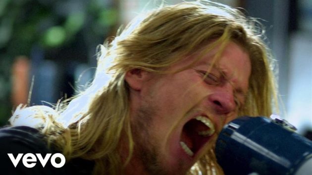 職場でのストレス発散にはコレ!(画像:YouTube『Puddle Of Mudd - Stoned』のサムネイル)