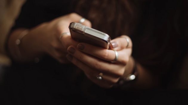 携帯電話を多用する女の上司は大抵嫌われている。これホント!
