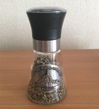 モンサンミッシェルで買ったハーブ入りのゲランド塩(Photo by 朝比奈)