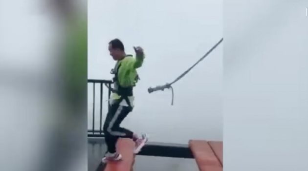 2018/10/03公開YouTube『CGTN-Safety cord falls off harness as man hops on high bridge in SW China』のサムネイル