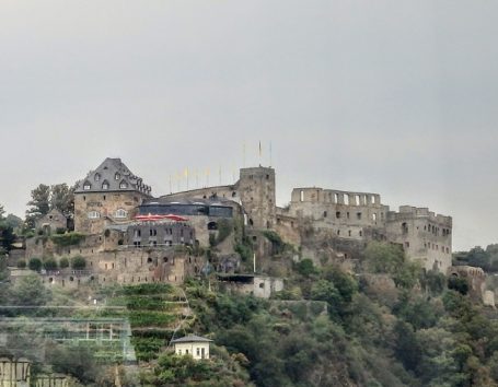 ラインフェルス城(Photo by 朝比奈)