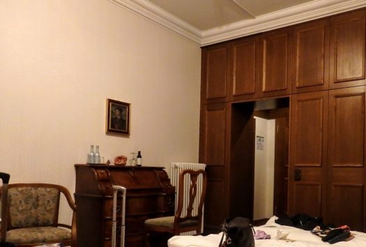 ホテル・ミュラーの客室、ウェルカムドリンクはワイン(Photo by 朝比奈)
