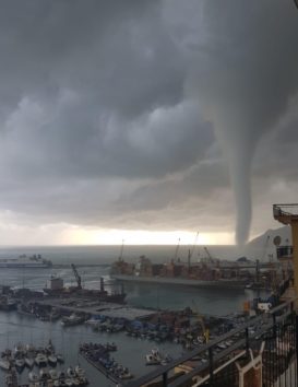 イタリアのティレニア海で水上竜巻が発生