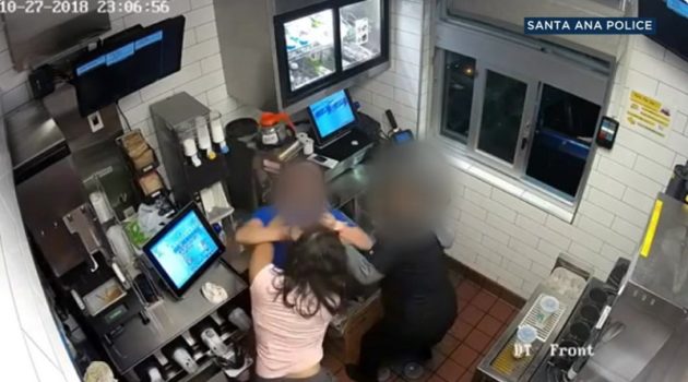 女、マクドナルドのキッチンに押し入り店長に殴り掛かる