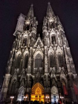 ライトアップされた夜のケルン大聖堂(Photo by 朝比奈)