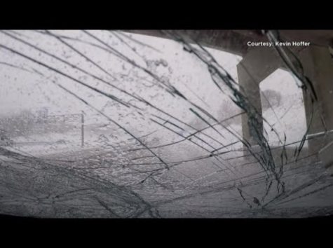 画像:2018/11/26に公開YouTube『WOOD TV8-Dashcam: Snow falls onto, cracks windshield (Courtesy Kevin Hoffer)』のサムネイル