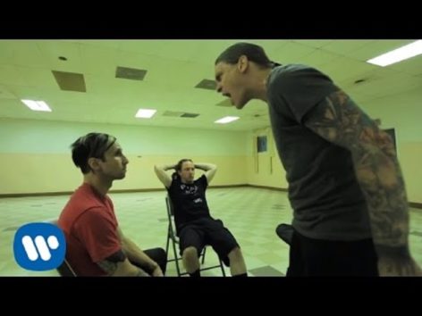 歌詞の意味が深い。(画像:YouTube『Shinedown - Enemies (Official Video)』のサムネイル)