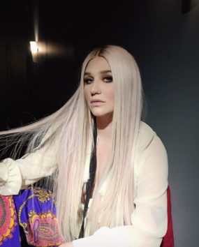 「ケイティも強姦被害者」と書いたKESHA。