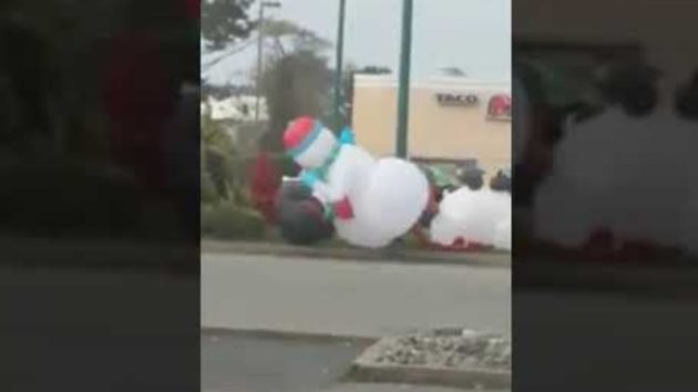 画像:2018/12/19に公開YouTube『Louie Linguini-Two Inflatable Snowmen Caught Fighting In Oregon』のサムネイル