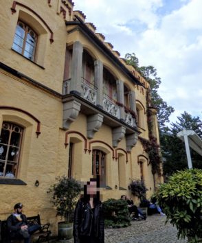 ホーエンシュバンガウ城見学スタートまでベンチで待つ人たち(Photo by 朝比奈)