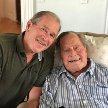 「良い父でした」と語ったジョージ・ブッシュ元大統領(左)。