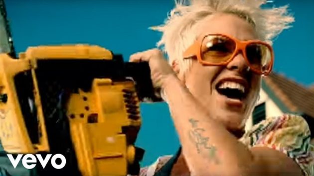 洋楽マニア P Nk So What 頭にブワッと引火するシーンもある