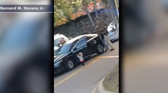 逮捕現場に居合わせた幼児、自発的に手をあげる