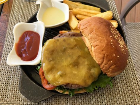 ランチセットのハンバーガー、2人でシェアもOK(Photo by 朝比奈)