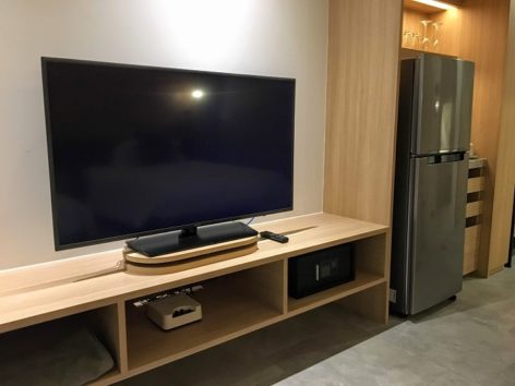 ミニバー、そして大きなテレビと冷蔵庫もあります(Photo by 朝比奈)
