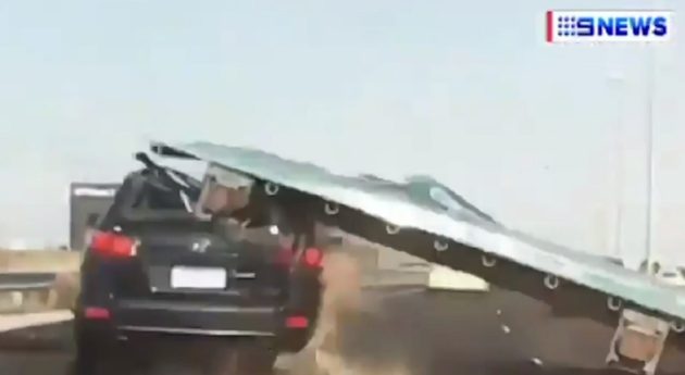 こんなにも大きな道路標識が車に落下