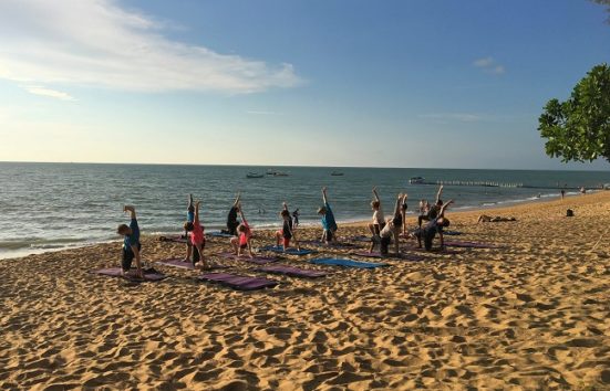 ホテルがビーチで開催する朝と夕のクラスはヨガ、太極拳、ピラティスほか(Photo by 朝比奈)