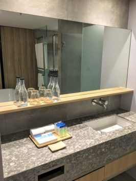 ここ、ミニバー、冷蔵庫と、いつもボトルドウォーターを切らさないようにしてくれます(Photo by 朝比奈)