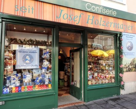 モーツァルトのお土産店は大人気です