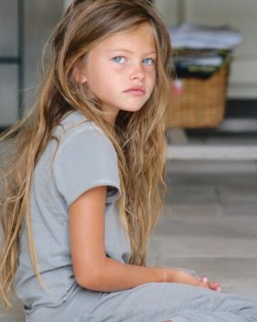 この顔にこの表情。モデルとして逸材なのは幼い頃からわかっていた!?