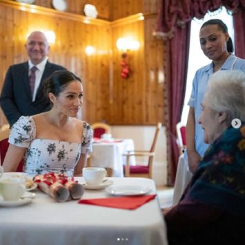 メーガン妃、英国に戻るにあたりプライベートジェットを利用。