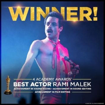 ラミ・マレック、ステージから落ちる。