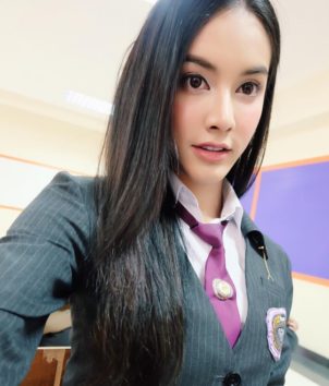 ちょっと勝気な雰囲気の美人女子高生?