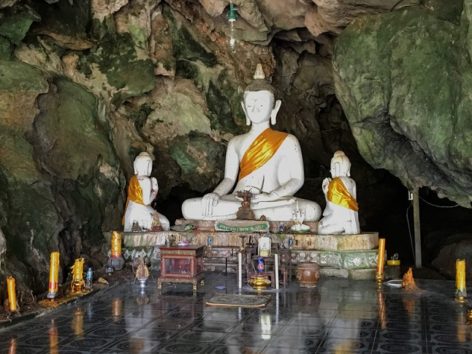 サル寺院の向かい側には洞窟があり、仏様が奉られています(Photo by 朝比奈)
